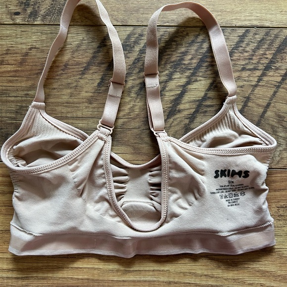 SKIMS seamless sculpt bra - Picture 3 of 4
